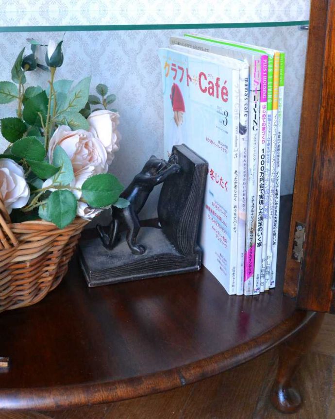 アンティークのキャビネット アンティーク家具 優しいデザインのアンティークガラスキャビネット、英国で見つけた家具。扉の中は収納たっぷりA4サイズの雑誌までしっかり収納出来ちゃう大きさ。(q-1631-f)