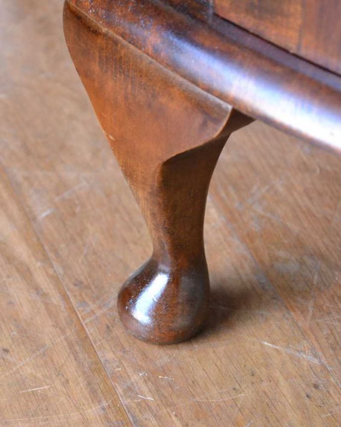 アンティークのキャビネット アンティーク家具 優しいデザインのアンティークガラスキャビネット、英国で見つけた家具。女性1人でラクラク運べちゃう仕掛けHandleのアンティークは、脚の裏にフェルトキーパーをお付けしています。(q-1631-f)