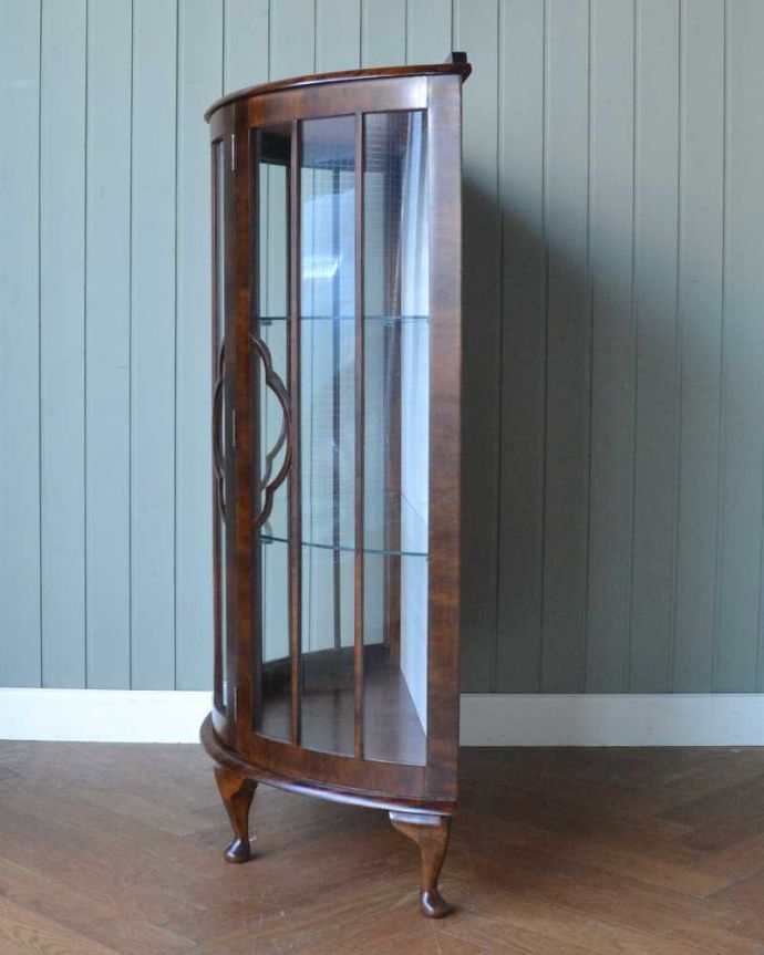 アンティークのキャビネット アンティーク家具 優しいデザインのアンティークガラスキャビネット、英国で見つけた家具。180度どこからでも中が見れちゃうグルっと180度、どの角度からでも中が見れるハーフムーン型。(q-1631-f)