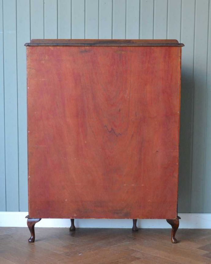 アンティークのキャビネット アンティーク家具 優しいデザインのアンティークガラスキャビネット、英国で見つけた家具。もちろん後姿もキレイですアンティークは新品ではないので、もちろん経年変化によるキズはありますが、専門の職人がしっかり修復しているので後ろ姿までキレイです。(q-1631-f)