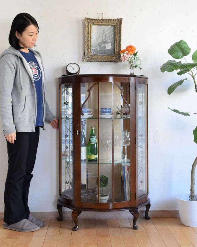 アンティークのキャビネット アンティーク家具 イギリスで買い付けたアンティーク家具、ミラーに模様が付いたガラスキャビネット 。キラキラに輝くガラスのキャビネット。(q-1632-f)
