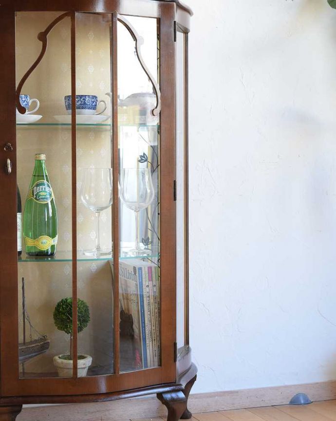 アンティークのキャビネット アンティーク家具 イギリスで買い付けたアンティーク家具、ミラーに模様が付いたガラスキャビネット 。ガラス越しに中をのぞいてみると・・・光りが入るとミラーに反射してキラッと輝くから、中に入れたものにまるでスポットライトが当たっているように見えちゃうんです。(q-1632-f)