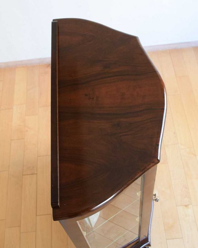 アンティークのキャビネット アンティーク家具 イギリスで買い付けたアンティーク家具、ミラーに模様が付いたガラスキャビネット 。上から見るとよく分かるキャビネットの形全体の形はこんな感じです。(q-1632-f)