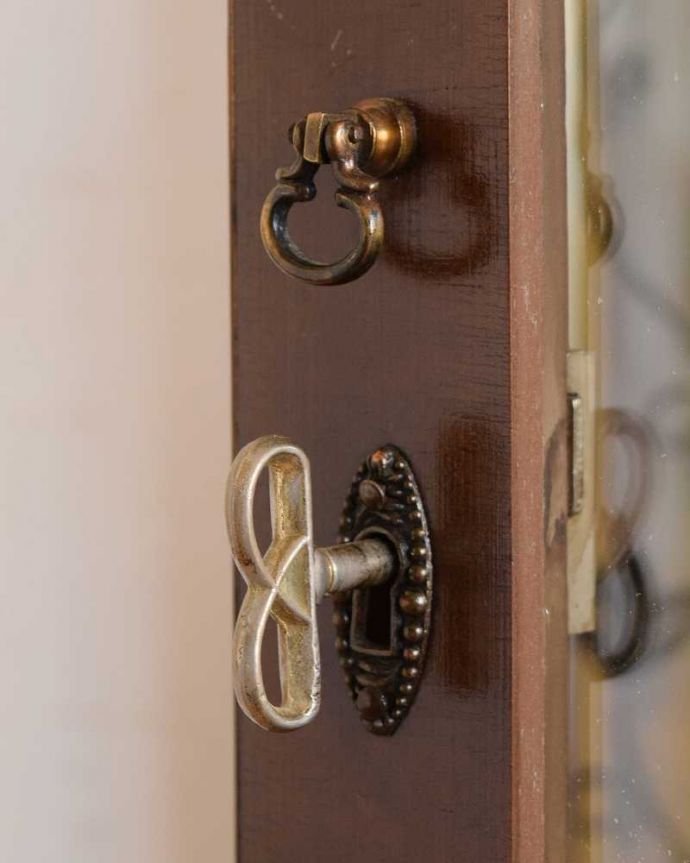 アンティークのキャビネット アンティーク家具 イギリスで買い付けたアンティーク家具、ミラーに模様が付いたガラスキャビネット 。開ける度にワクワクする取っ手取っ手もアンティークらしいデザイン。(q-1632-f)