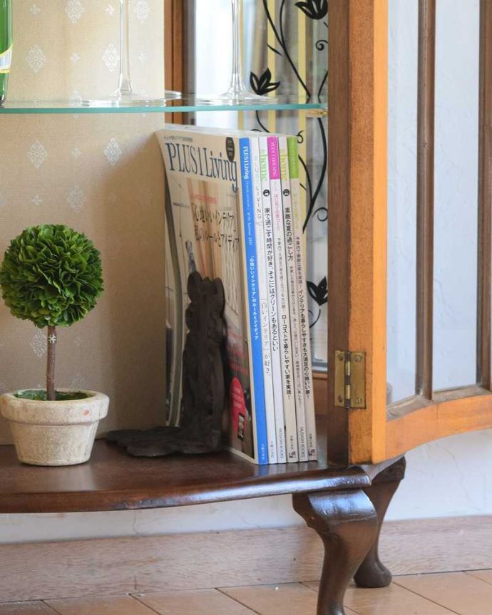 アンティークのキャビネット アンティーク家具 イギリスで買い付けたアンティーク家具、ミラーに模様が付いたガラスキャビネット 。A4サイズの雑誌も収納できる優等生雑誌まで収納できる高さ!本や雑誌もたっぷり収納出来ます。(q-1632-f)