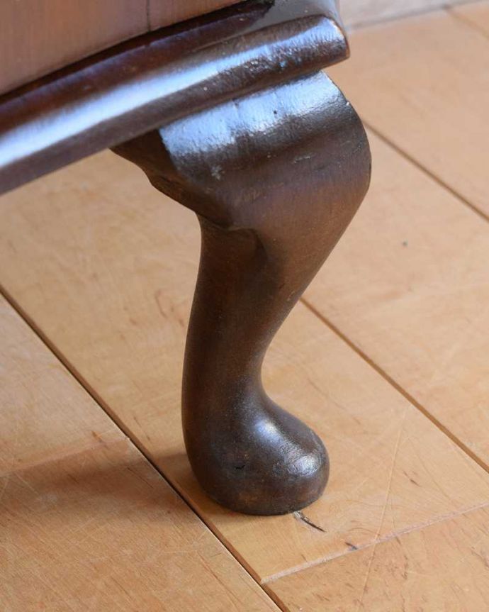 アンティークのキャビネット アンティーク家具 イギリスで買い付けたアンティーク家具、ミラーに模様が付いたガラスキャビネット 。女性1人でもラクに運べちゃうヒミツHandleのアンティークは、脚の裏にフェルトキーパーをお付けしているので、床を滑らせれば女性でも移動がカンタンに出来ます!ご安心下さい。(q-1632-f)