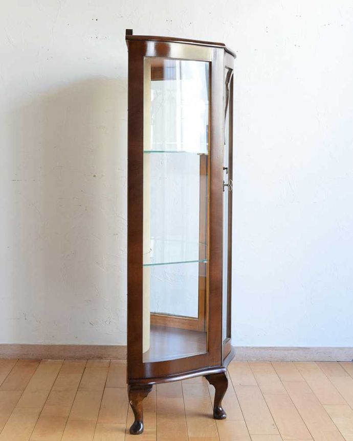 アンティークのキャビネット アンティーク家具 イギリスで買い付けたアンティーク家具、ミラーに模様が付いたガラスキャビネット 。横から見てもステキ背板以外の三方向がガラスで囲まれたキャビネット。(q-1632-f)