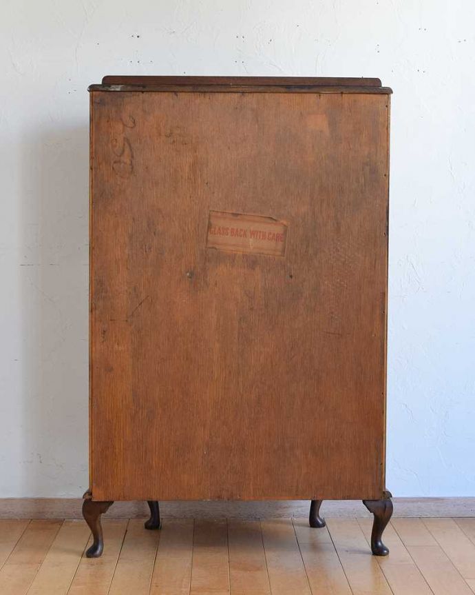 アンティークのキャビネット アンティーク家具 イギリスで買い付けたアンティーク家具、ミラーに模様が付いたガラスキャビネット 。もちろん背中を見てもキレイですアンティークは新品ではないので経年変化によるキズはありますが、専門の職人がキレイにお直ししたので、背中もキレイです。(q-1632-f)