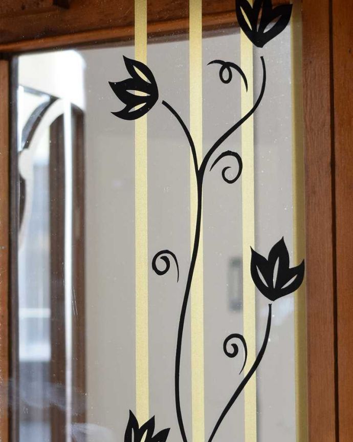 アンティークのキャビネット アンティーク家具 イギリスで買い付けたアンティーク家具、ミラーに模様が付いたガラスキャビネット 。ミラーにも模様がついています背板のミラーにも美しい模様が入っているのでお部屋を華やかにしてくれます。(q-1632-f)