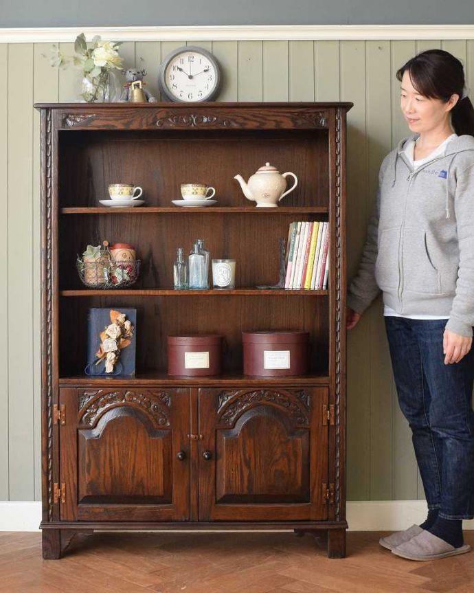 アンティークのキャビネット　アンティーク家具　書斎やリビングで使いたい英国輸入家具、扉付きのアンティークブックシェルフ（本棚）。見た目はもちろん実用的に使いやすいオープン棚扉が付いていないオープンタイプの本棚は、便利に使える実力派。(q-1633-f)