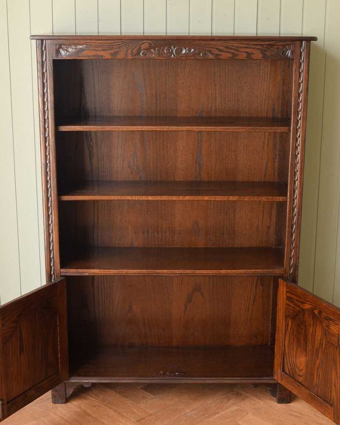 アンティークのキャビネット　アンティーク家具　書斎やリビングで使いたい英国輸入家具、扉付きのアンティークブックシェルフ（本棚）。扉の中を開けみると･･･閉じれば見えない扉の中も、もちろん専門の職人がキレイに修復しました。(q-1633-f)
