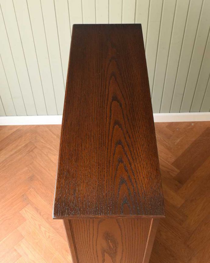 アンティークのキャビネット　アンティーク家具　書斎やリビングで使いたい英国輸入家具、扉付きのアンティークブックシェルフ（本棚）。上から見てみると･･･天板の塗装も修復の際、もちろんキレイにお直ししました。(q-1633-f)