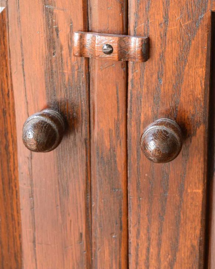 アンティークのキャビネット　アンティーク家具　書斎やリビングで使いたい英国輸入家具、扉付きのアンティークブックシェルフ（本棚）。アンティークらしい素敵な取っ手デザインが美しい取っ手。(q-1633-f)