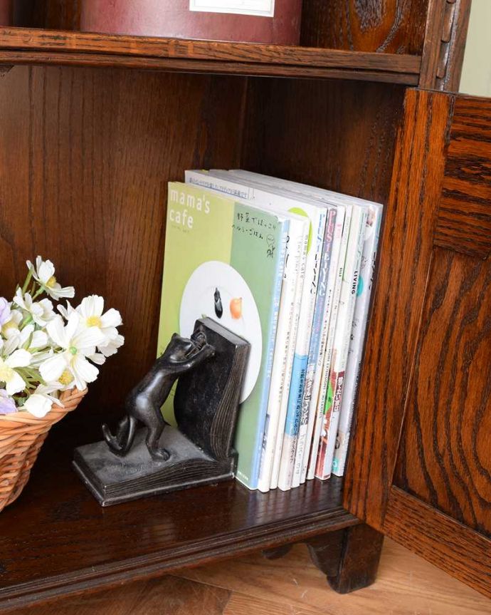 アンティークのキャビネット　アンティーク家具　書斎やリビングで使いたい英国輸入家具、扉付きのアンティークブックシェルフ（本棚）。A4サイズも収納出来ちゃう優れものA4サイズの雑誌までしっかり収納出来ちゃう大きさ。(q-1633-f)