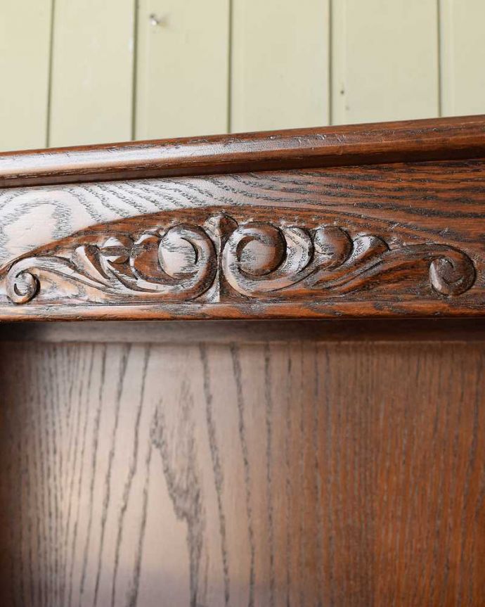 アンティークのキャビネット　アンティーク家具　書斎やリビングで使いたい英国輸入家具、扉付きのアンティークブックシェルフ（本棚）。惚れ惚れしちゃう美しさこんなに堅い無垢材に一体どうやって彫ったんだろう？と不思議になるくらい細かい彫にうっとりです。(q-1633-f)