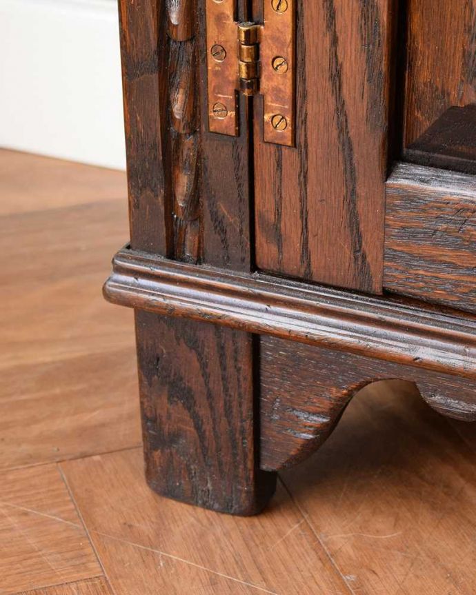 アンティークのキャビネット　アンティーク家具　書斎やリビングで使いたい英国輸入家具、扉付きのアンティークブックシェルフ（本棚）。女性１人でラクラク運べちゃうんですHandleのアンティークは、脚の裏にフェルトキーパーをお付けしています。(q-1633-f)