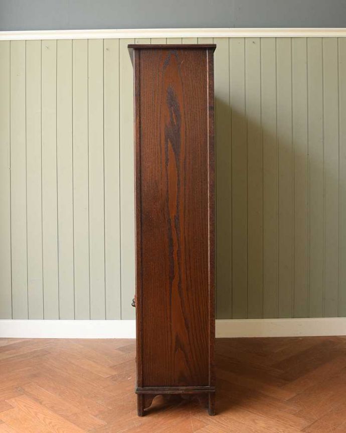 アンティークのキャビネット　アンティーク家具　書斎やリビングで使いたい英国輸入家具、扉付きのアンティークブックシェルフ（本棚）。横から見ても素敵なんですもちろん、横から見てもキレイ。(q-1633-f)