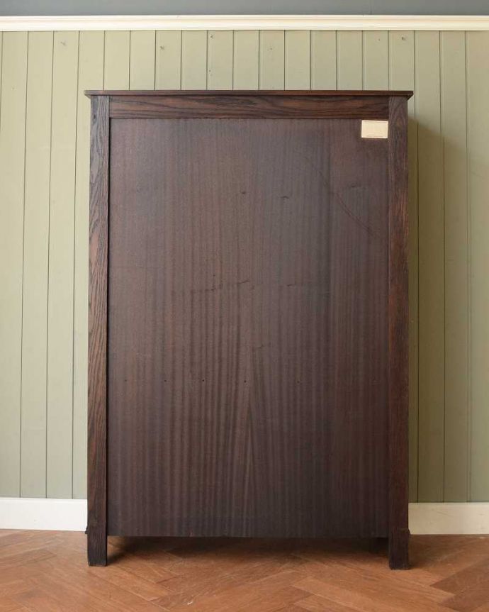 アンティークのキャビネット　アンティーク家具　書斎やリビングで使いたい英国輸入家具、扉付きのアンティークブックシェルフ（本棚）。後ろ姿もチェックして下さいアンティークは新品ではないので、経年変化によるキズはありますが、専門の職人がキレイにお直しをしているので、後ろ姿までキレイです。(q-1633-f)