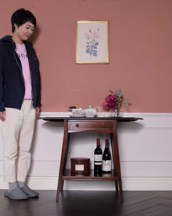 アンティークのテーブル　アンティーク家具　イギリスのアンティーク家具、引き出し付きの伸張式サイドテーブル（バタフライテーブル）。蝶の羽がモチーフになった美しいテーブルまるで蝶々が羽を広げるように折りたたみが出来るところから名前が付けられた「バタフライ（蝶々）テーブル」。(q-1634-f)