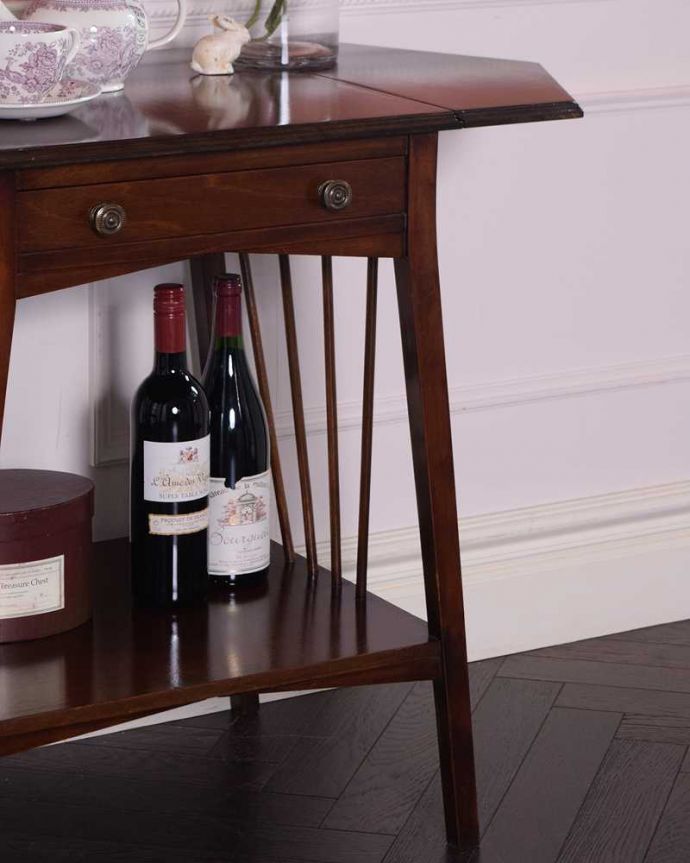 アンティークのテーブル　アンティーク家具　イギリスのアンティーク家具、引き出し付きの伸張式サイドテーブル（バタフライテーブル）。英国アンティークらしい脚の美しさが自慢どこに置いても魅了されてしまう脚のデザインの美しさ。(q-1634-f)