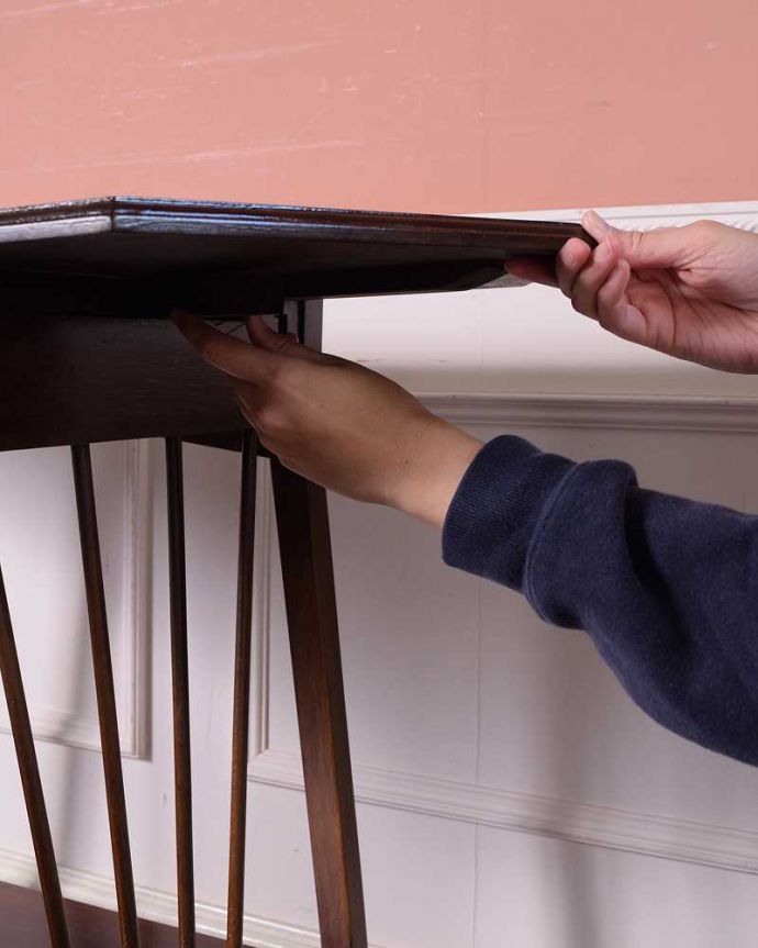 アンティークのテーブル　アンティーク家具　イギリスのアンティーク家具、引き出し付きの伸張式サイドテーブル（バタフライテーブル）。あっという間にサイズが変えれます。(q-1634-f)