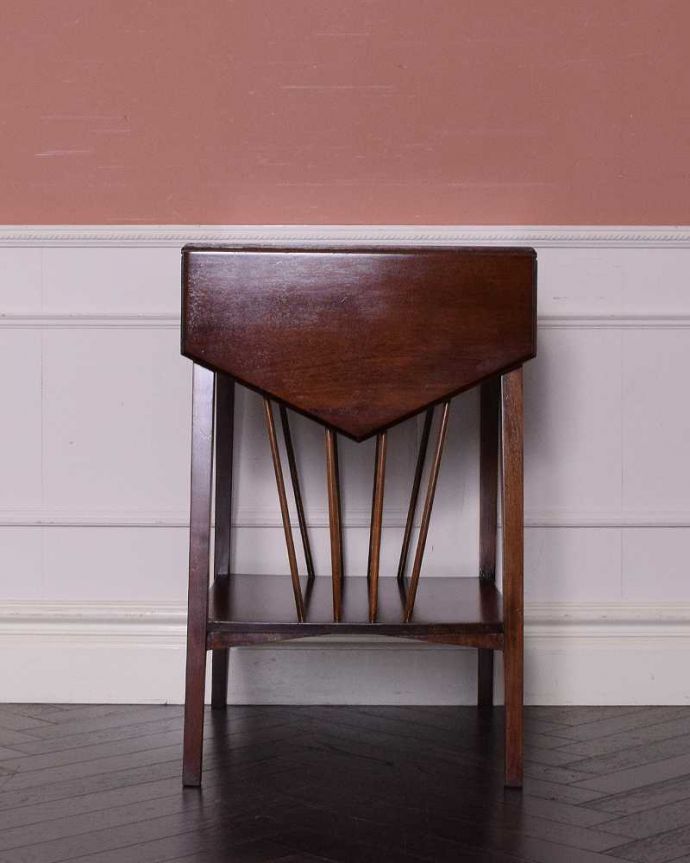 アンティークのテーブル　アンティーク家具　イギリスのアンティーク家具、引き出し付きの伸張式サイドテーブル（バタフライテーブル）。天板を畳むとこんな感じ閉じたときは、また違った表情を見せて楽しませてくれます。(q-1634-f)