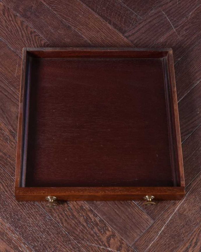 アンティークのテーブル　アンティーク家具　イギリスのアンティーク家具、引き出し付きの伸張式サイドテーブル（バタフライテーブル）。引き出しの中もキレイに修復しました。(q-1634-f)