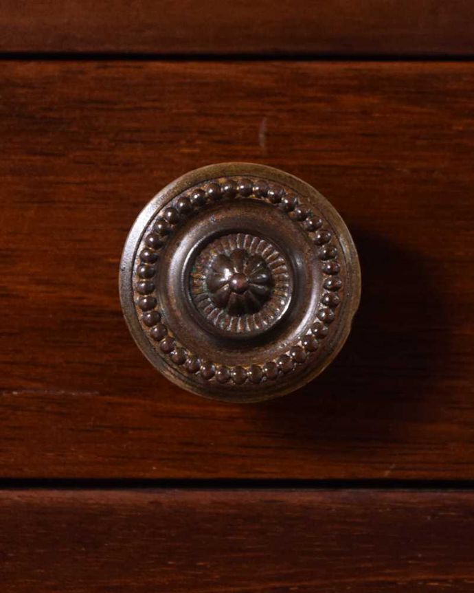 アンティークのテーブル　アンティーク家具　イギリスのアンティーク家具、引き出し付きの伸張式サイドテーブル（バタフライテーブル）。アンティークらしい取っ手アンティークらしいデザインの取っ手を、そっと引っ張って開けるたびに、宝箱を開けている気分です。(q-1634-f)