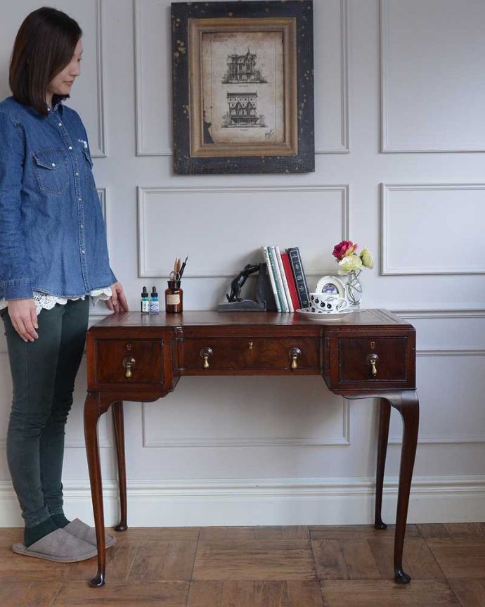 アンティークのデスク・書斎机　アンティーク家具　革張り天板のゴージャスな英国家具、美脚のアンティークライティングデスク（机） 。凛とした雰囲気が漂う上品なデスク象嵌が美しい高級なデスクは、スッキリとした直線的なデザインが特徴的。(q-1635-f)