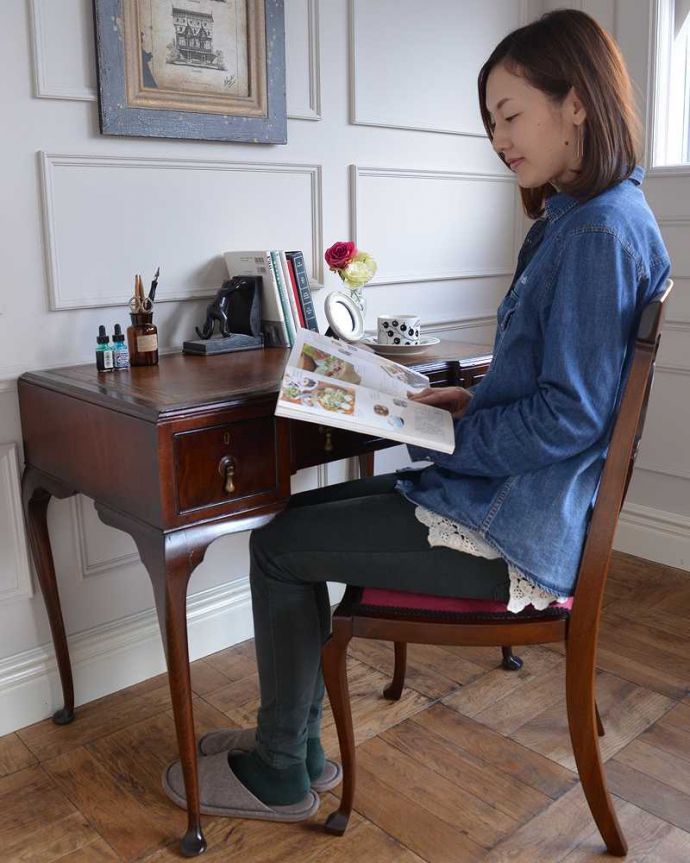 アンティークのデスク・書斎机　アンティーク家具　革張り天板のゴージャスな英国家具、美脚のアンティークライティングデスク（机） 。自分だけの時間をもっと優雅に･･･ちょっと贅沢な自分だけの場所。(q-1635-f)