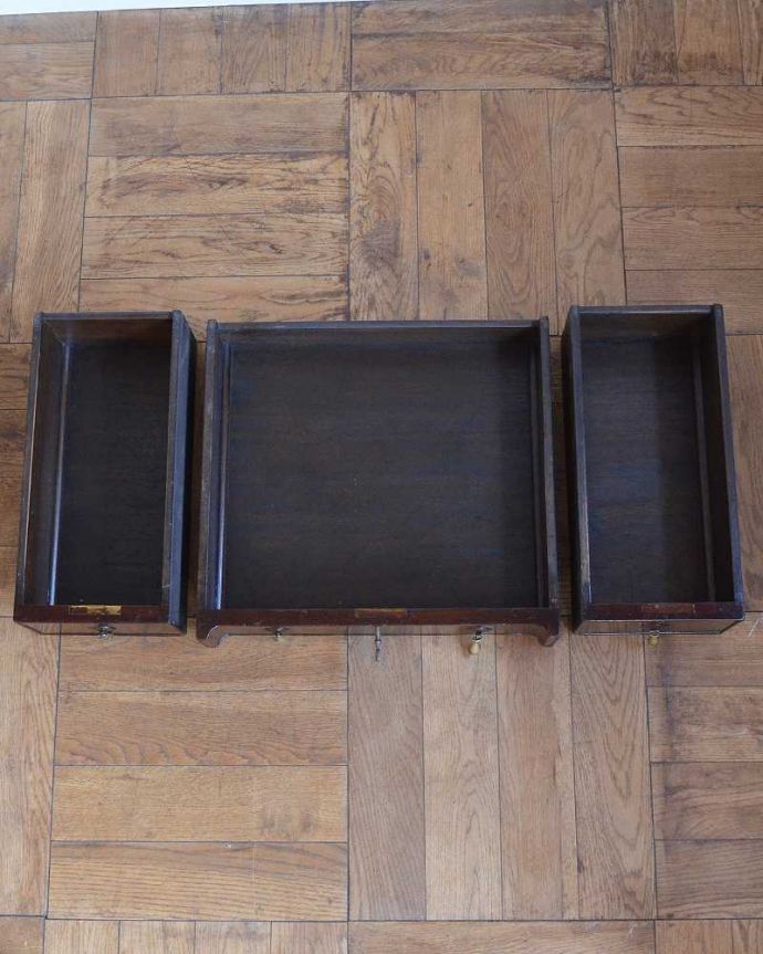 アンティークのデスク・書斎机　アンティーク家具　革張り天板のゴージャスな英国家具、美脚のアンティークライティングデスク（机） 。引き出しの中もキレイに修復しました！もちろん引き出しの中も職人がキレイにお直しました。(q-1635-f)