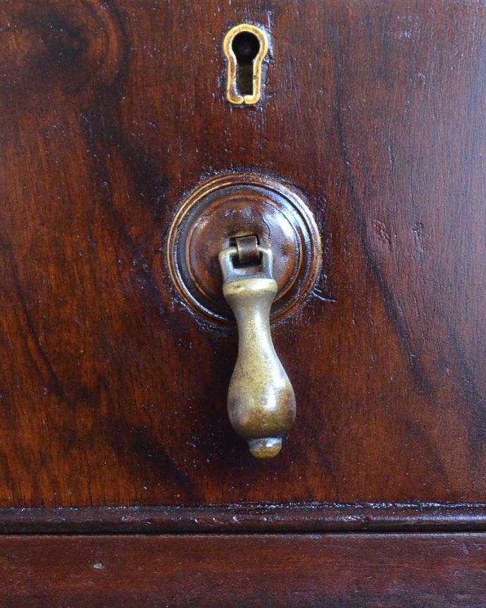 アンティークのデスク・書斎机　アンティーク家具　革張り天板のゴージャスな英国家具、美脚のアンティークライティングデスク（机） 。こんな場所もアンティークらしくアンティーク家具らしく取っ手のデザインも凝っていて美しいんです。(q-1635-f)