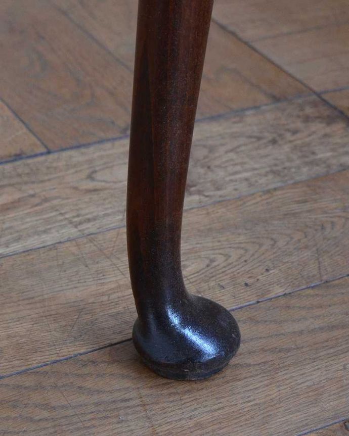 アンティークのデスク・書斎机　アンティーク家具　革張り天板のゴージャスな英国家具、美脚のアンティークライティングデスク（机） 。女性1人でラクラク運べちゃう仕掛けHandleのアンティークは、脚の裏にフェルトキーパーをお付けしています。(q-1635-f)