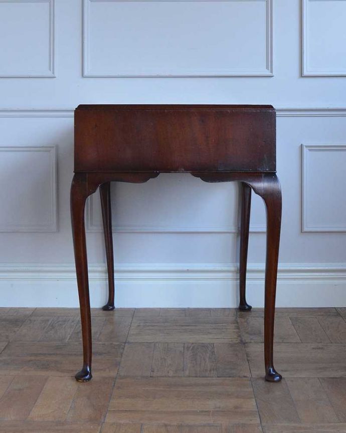 アンティークのデスク・書斎机　アンティーク家具　革張り天板のゴージャスな英国家具、美脚のアンティークライティングデスク（机） 。大人のデスクは横顔も美しいもちろん、横側もキレイに修復しているので、横から見ても美しいんです。(q-1635-f)