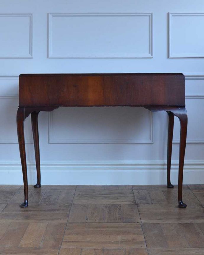 アンティークのデスク・書斎机　アンティーク家具　革張り天板のゴージャスな英国家具、美脚のアンティークライティングデスク（机） 。後ろ姿も見て下さい。(q-1635-f)