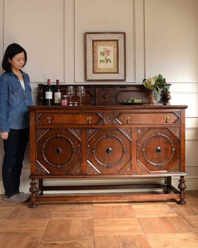 サイドボード　アンティーク家具　彫刻が美しい高級感たっぷりなサイドボード、アンティークの英国輸入家具。英国アンティーク家具らしい重厚なオトナの美しさ重厚感のあるドッシリとした雰囲気の彫がたっぷり入ったサイドボード、もともとはダイニングでサーブ用に使われていた家具です。(q-1636-f)