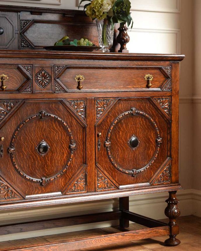 サイドボード　アンティーク家具　彫刻が美しい高級感たっぷりなサイドボード、アンティークの英国輸入家具。やっぱり魅力は英国らしい彫まだ機械が発達していない時代に、こんなに堅い木材をどうやって加工したんだろう？って不思議になるくらい細かい彫。(q-1636-f)