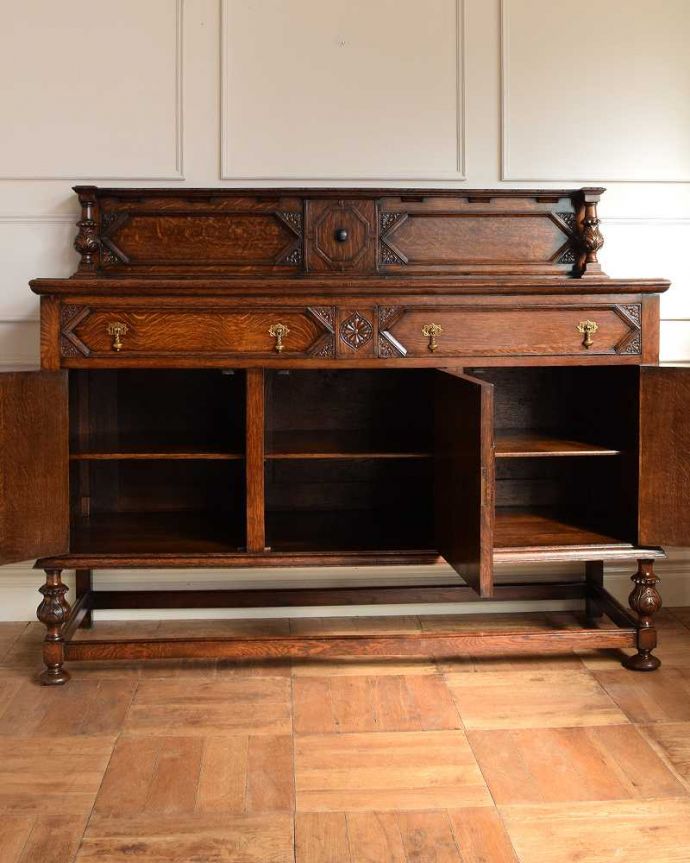 サイドボード　アンティーク家具　彫刻が美しい高級感たっぷりなサイドボード、アンティークの英国輸入家具。扉の奥にはたっぷりの収納。(q-1636-f)
