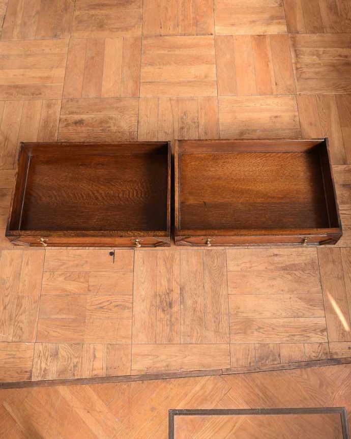 サイドボード　アンティーク家具　彫刻が美しい高級感たっぷりなサイドボード、アンティークの英国輸入家具。引き出しの中もキレイに修復しましたもともとカトラリーを入れて使っていた引き出し。(q-1636-f)