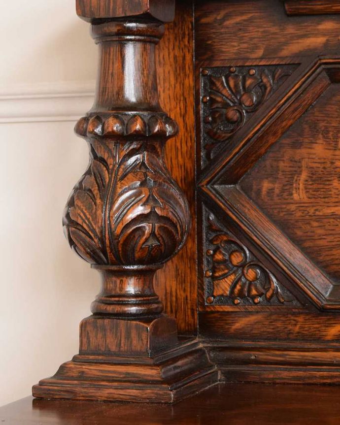 サイドボード　アンティーク家具　彫刻が美しい高級感たっぷりなサイドボード、アンティークの英国輸入家具。至る所に繊細な彫いろんな彫のデザインがありますが、個人的に美しいと思える女性らしく優雅なデザインを選んできました。(q-1636-f)