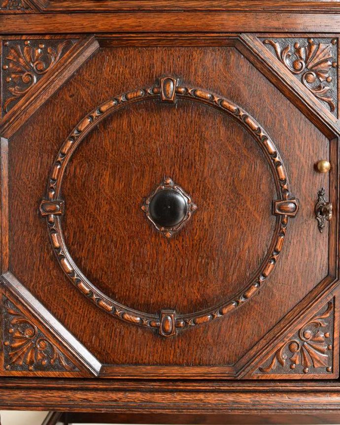 サイドボード　アンティーク家具　彫刻が美しい高級感たっぷりなサイドボード、アンティークの英国輸入家具。惚れ惚れするような美しさとっても堅い無垢材に一体どうやって彫っていったんでしょう？アンティークらしく細かい彫りを眺めているだけでうっとりしてしまいます。(q-1636-f)