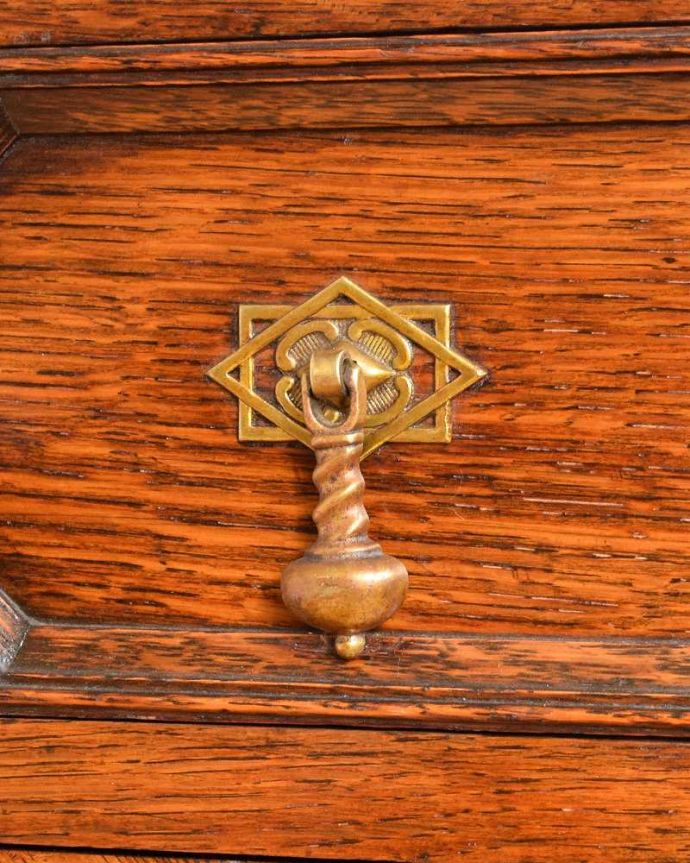 サイドボード　アンティーク家具　彫刻が美しい高級感たっぷりなサイドボード、アンティークの英国輸入家具。取っ手にまでアンティークらしさ時間の流れが感じられる凝ったデザインの味わい深い取っ手。(q-1636-f)