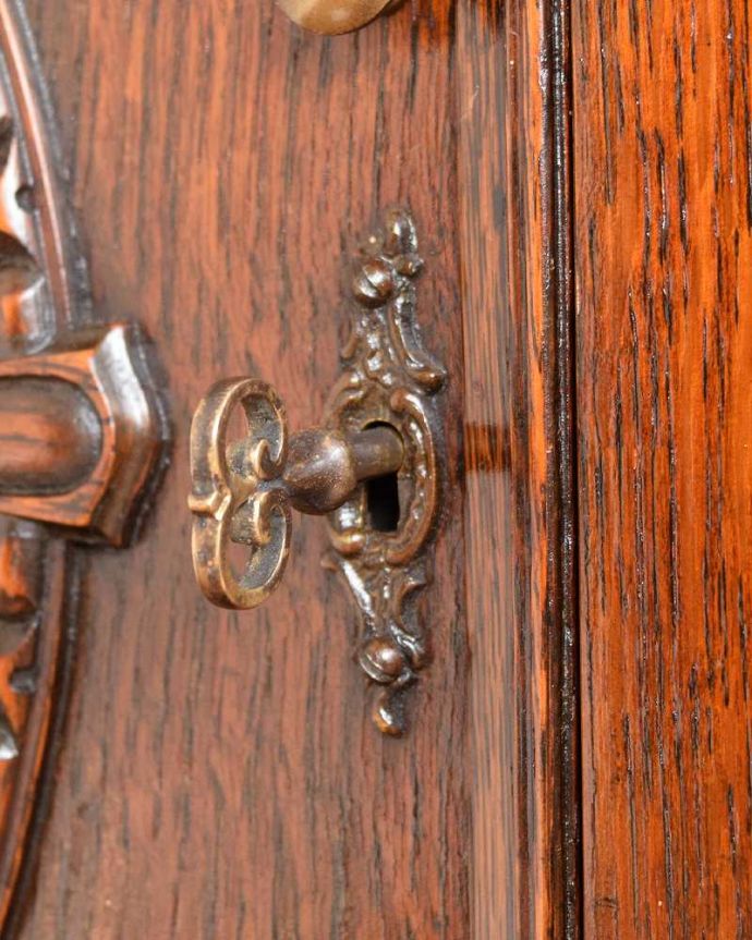 サイドボード　アンティーク家具　彫刻が美しい高級感たっぷりなサイドボード、アンティークの英国輸入家具。小さなパーツにもこだわりが鍵もついています。(q-1636-f)
