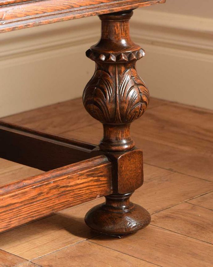 サイドボード　アンティーク家具　彫刻が美しい高級感たっぷりなサイドボード、アンティークの英国輸入家具。女性1人でラクラク運べちゃう仕掛けHandleのアンティークは、脚の裏にフェルトキーパーをお付けしています。(q-1636-f)