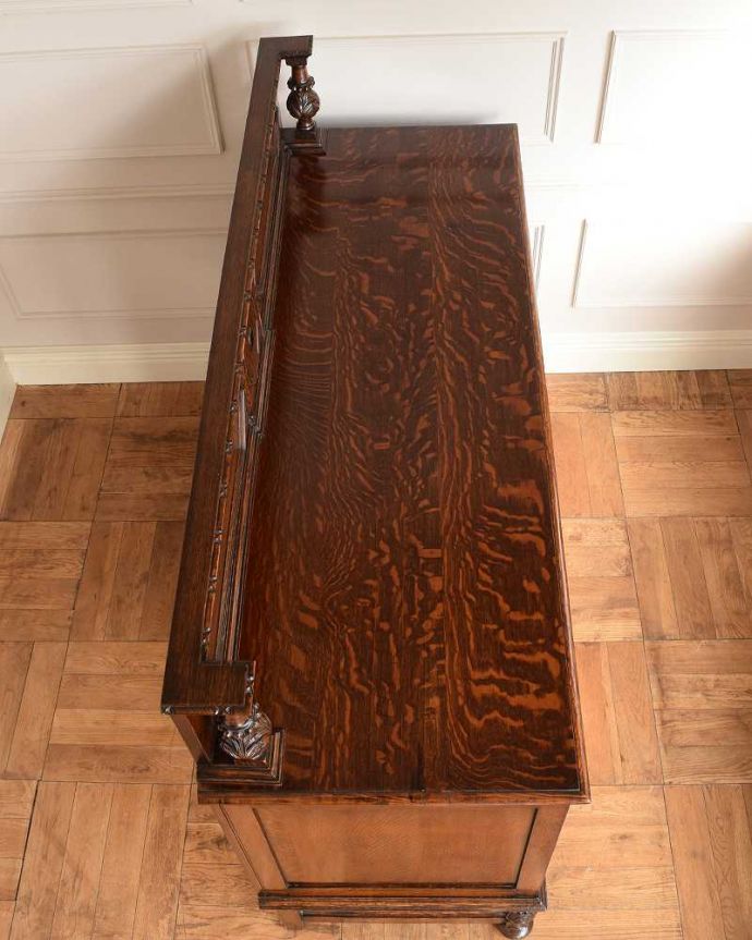 サイドボード　アンティーク家具　彫刻が美しい高級感たっぷりなサイドボード、アンティークの英国輸入家具。上から見てるとこんな感じです。(q-1636-f)