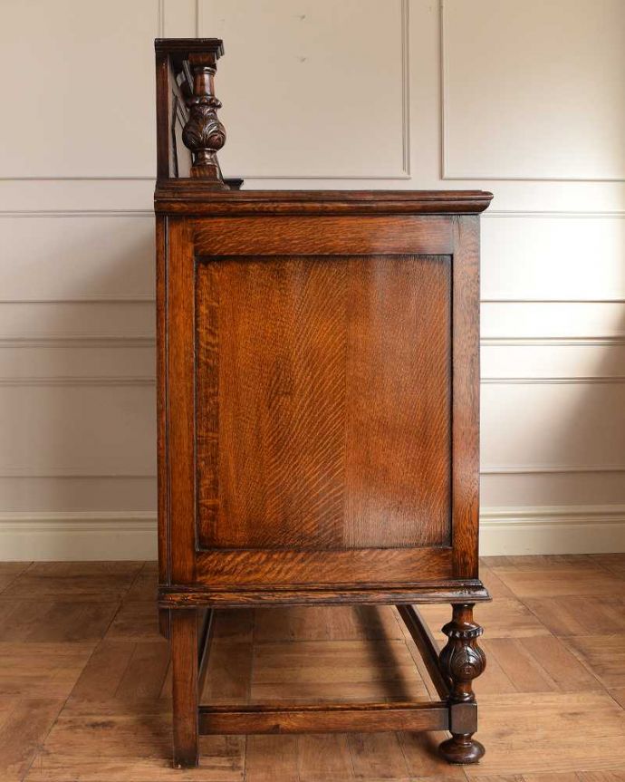 サイドボード　アンティーク家具　彫刻が美しい高級感たっぷりなサイドボード、アンティークの英国輸入家具。もちろん横から見てもステキ横顔にだって妥協しません。(q-1636-f)
