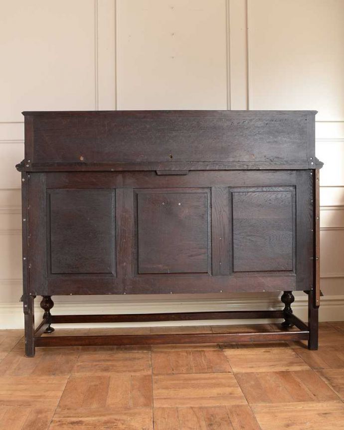サイドボード　アンティーク家具　彫刻が美しい高級感たっぷりなサイドボード、アンティークの英国輸入家具。さらに後ろ姿もチェックアンティークは新品ではないので、もちろん経年変化によるキズはありますが、専門の職人がキレイに修復しました。(q-1636-f)