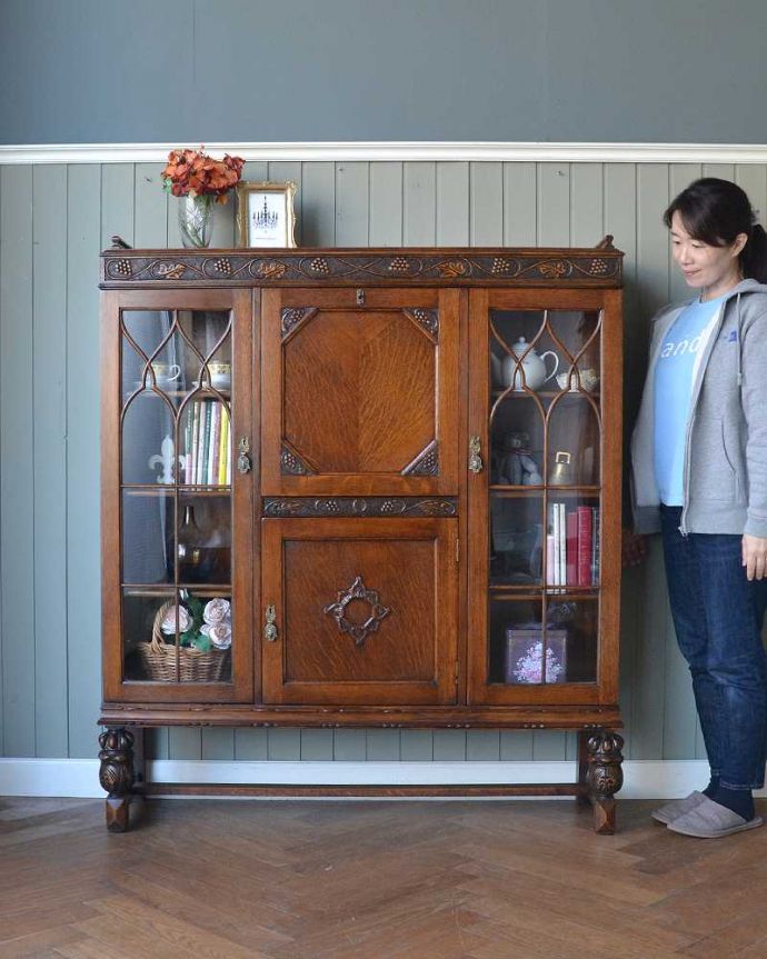 ビューロー アンティーク家具 本棚とビューローがセットになった、葡萄の彫刻が優雅な英国のアンティークサイドバイサイド。1つで3役こなしちゃう便利な家具パッと見た目はガラスキャビネットなのに、デスク機能も備えたサイドバイサイド。(q-1637-f)