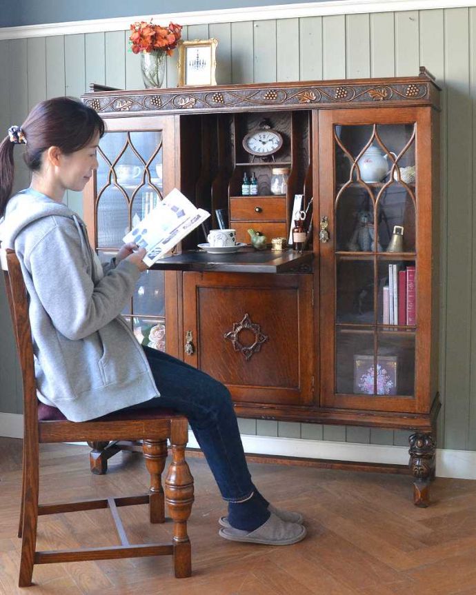 ビューロー アンティーク家具 本棚とビューローがセットになった、葡萄の彫刻が優雅な英国のアンティークサイドバイサイド。あっという間に自分だけのデスクスペース扉を前に倒すと小さなビューローが。(q-1637-f)