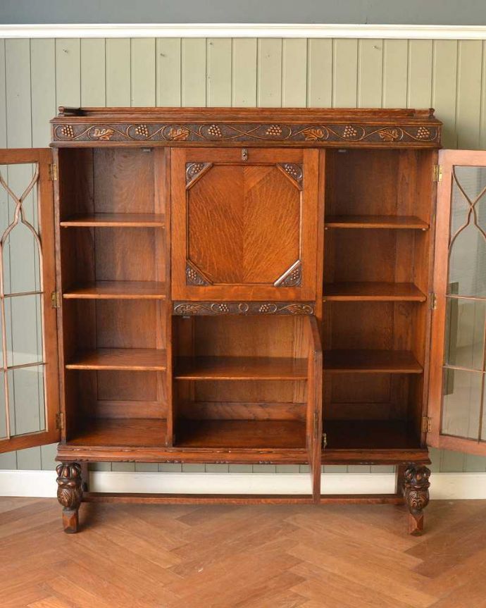 ビューロー アンティーク家具 本棚とビューローがセットになった、葡萄の彫刻が優雅な英国のアンティークサイドバイサイド。扉を開けてみると・・・専門の職人がしっかり修復したので、扉の中もこんな感じでキレイです。(q-1637-f)